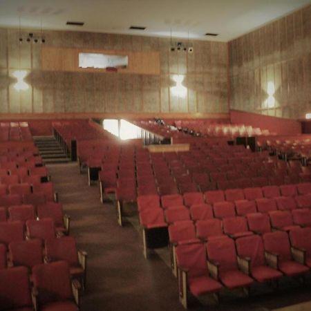 Backstage Theatre Room ツメブ エクステリア 写真